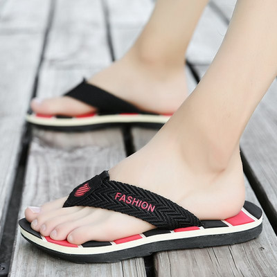 Nyári férfi papucs a lábujjak között emblémával