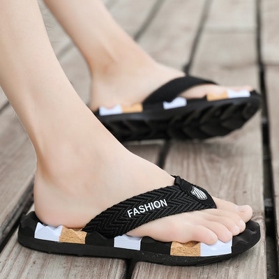 Nyári férfi papucs a lábujjak között emblémával