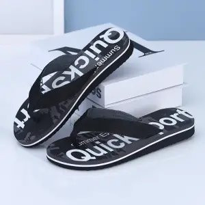 Vīriešu ikdienas flip-flops starp pirkstiem ar uzrakstu