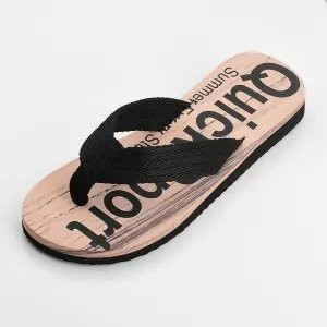 Vīriešu ikdienas flip-flops starp pirkstiem ar uzrakstu