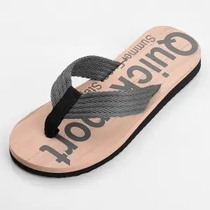 Vīriešu ikdienas flip-flops starp pirkstiem ar uzrakstu