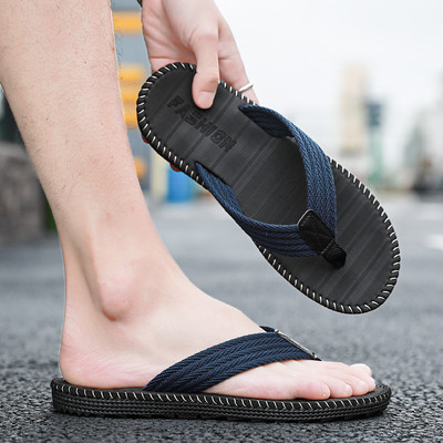 Vasarinės vyriškos šlepetės lygiu padu ir tekstiliniu dirželiu