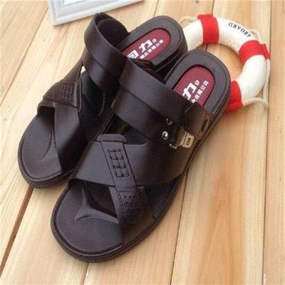 Eko bőrből készült kerek férfi szandál emblémával