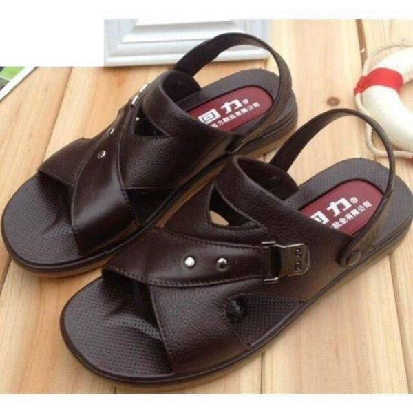 Eko bőrből készült kerek férfi szandál emblémával