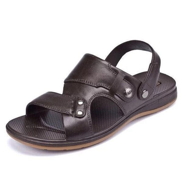 Eko bőrből készült kerek férfi szandál emblémával