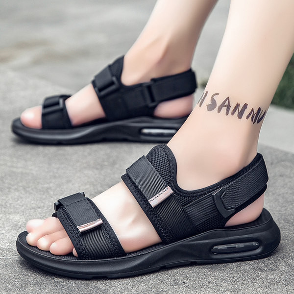 Μοντέρνα καλοκαιρινά σανδάλια από πλέγμα