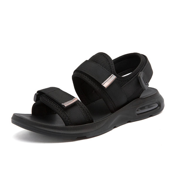 Μοντέρνα καλοκαιρινά σανδάλια από πλέγμα