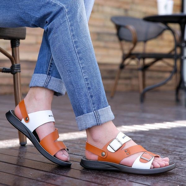 Ανδρικά έκο δερμάτινα σανδάλια με μεταλλική αγκράφα και επιγραφή