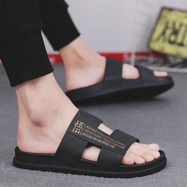 Ανδρικές παντόφλες από faux δέρμα με επιγραφή και επίπεδη σόλα