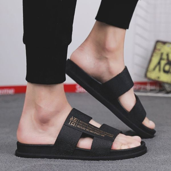 Ανδρικές παντόφλες από faux δέρμα με επιγραφή και επίπεδη σόλα