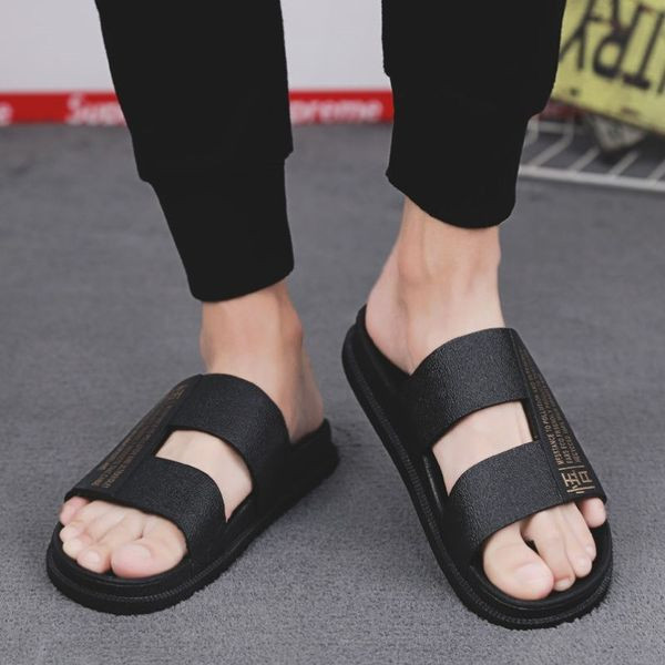 Ανδρικές παντόφλες από faux δέρμα με επιγραφή και επίπεδη σόλα