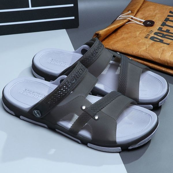 Ανδρικά αντιολισθητικά σανδάλια με επιγραφή κατάλληλη για καθημερινή χρήση