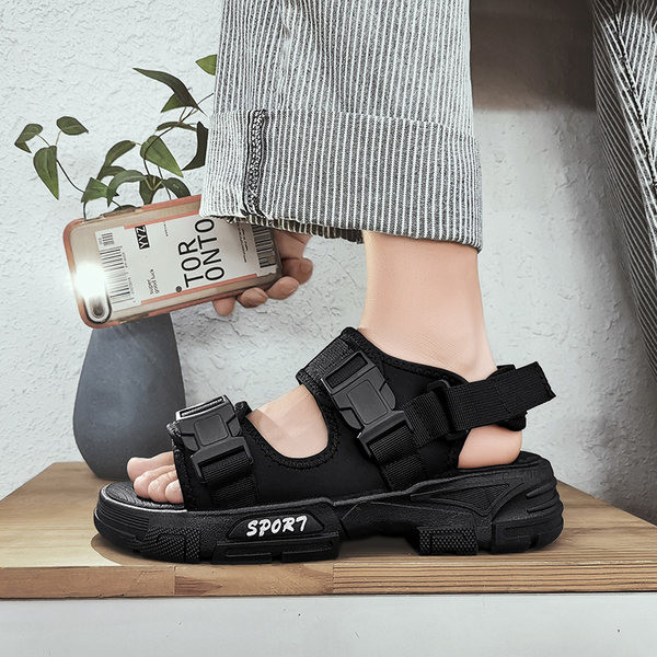 Ανδρικά επίπεδα σανδάλια και υφασμάτινα λουριά