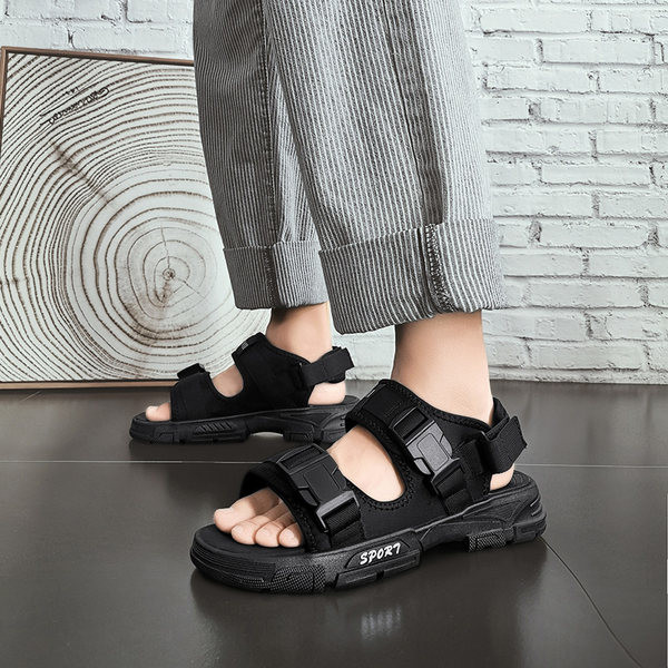 Ανδρικά επίπεδα σανδάλια και υφασμάτινα λουριά