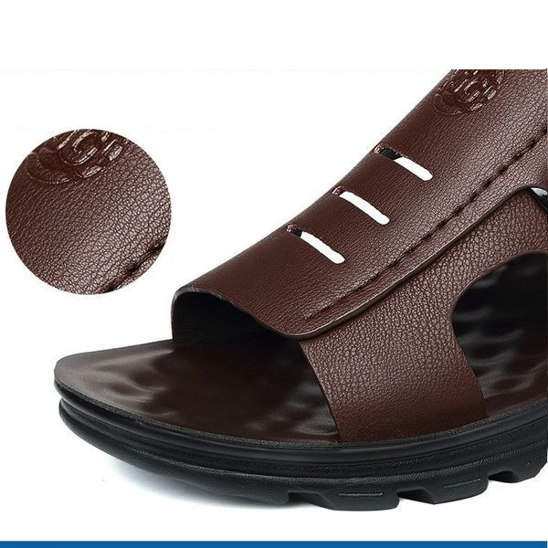 Ανδρικά έκο δερμάτινα σανδάλια με επιγραφή και μεταλλικό στοιχείο