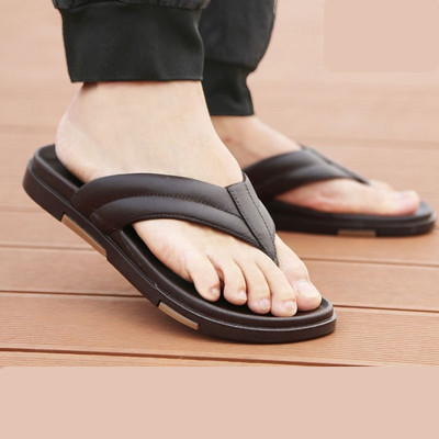 Ανδρικές παντόφλες ανάμεσα στο δάχτυλο από απλό μοντέλο από οικολογικό δέρμα