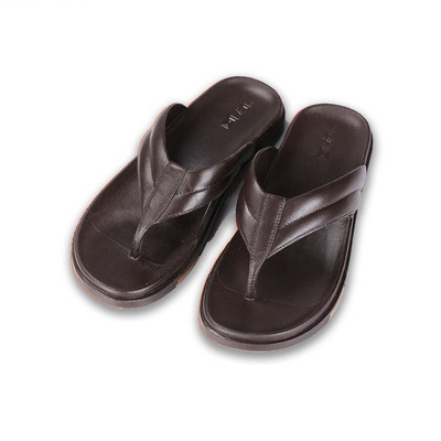 Ανδρικές παντόφλες ανάμεσα στο δάχτυλο από απλό μοντέλο από οικολογικό δέρμα