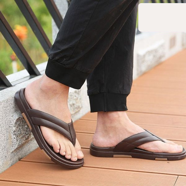 Ανδρικές παντόφλες ανάμεσα στο δάχτυλο από απλό μοντέλο από οικολογικό δέρμα