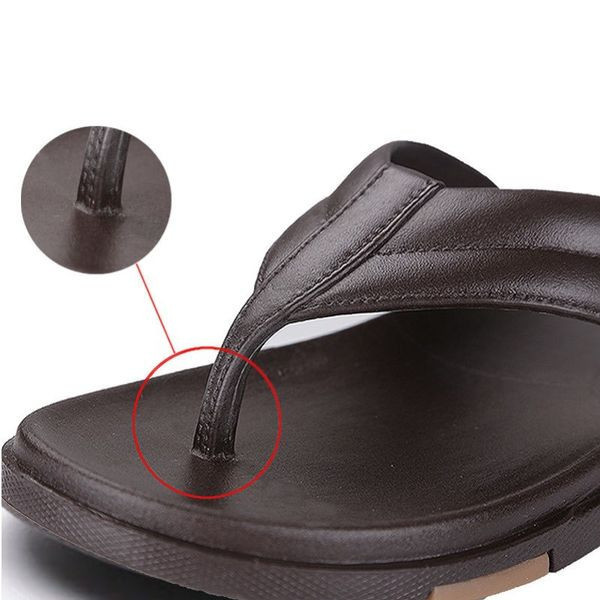 Ανδρικές παντόφλες ανάμεσα στο δάχτυλο από απλό μοντέλο από οικολογικό δέρμα