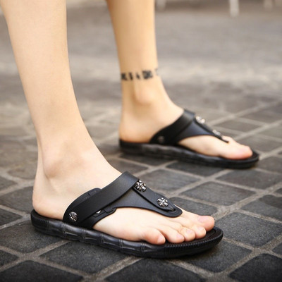 Vīriešu vasaras sandales starp pirkstiem ar metāla apdari