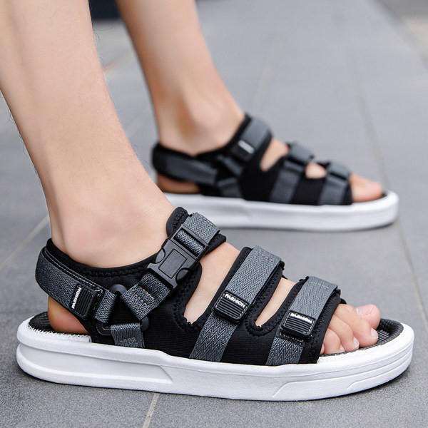 Mindennapi használatra alkalmas nyári férfi szandál matricákkal