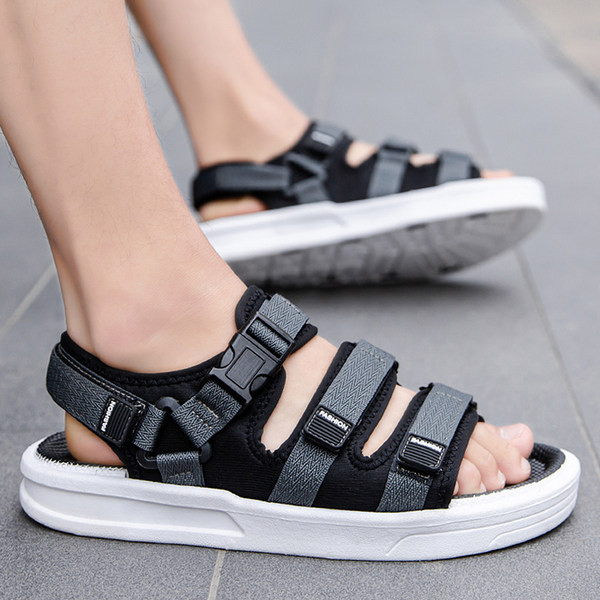 Mindennapi használatra alkalmas nyári férfi szandál matricákkal