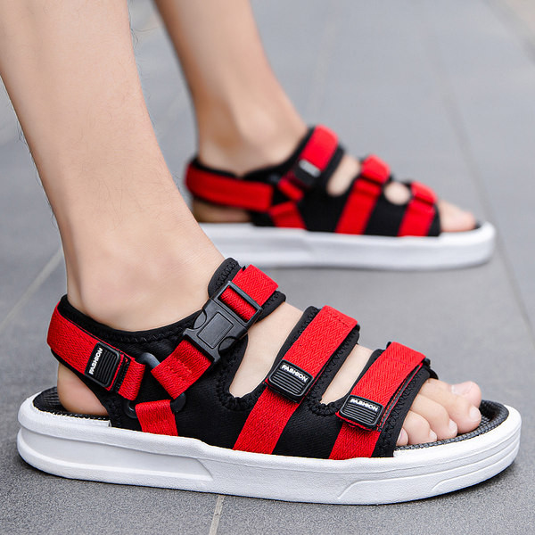 Mindennapi használatra alkalmas nyári férfi szandál matricákkal