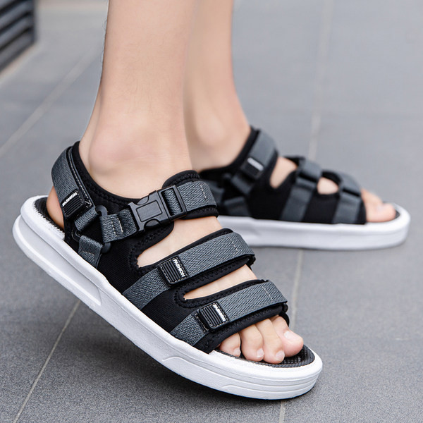 Mindennapi használatra alkalmas nyári férfi szandál matricákkal