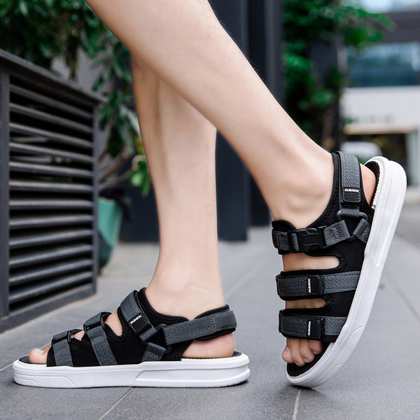 Mindennapi használatra alkalmas nyári férfi szandál matricákkal