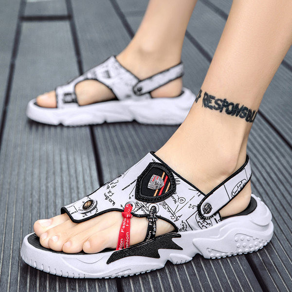 Férfi szandál mintával és lapos talppal