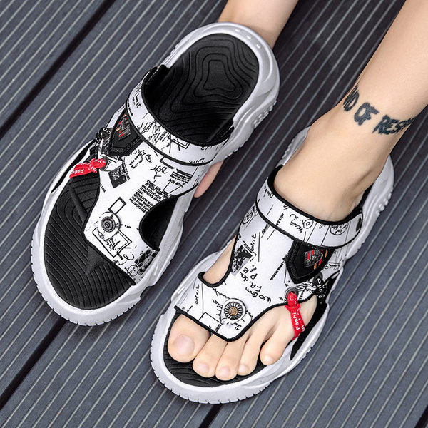 Férfi szandál mintával és lapos talppal