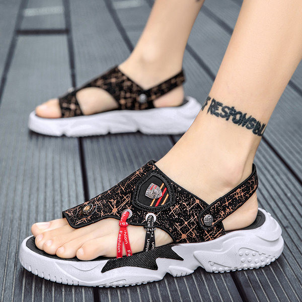 Férfi szandál mintával és lapos talppal