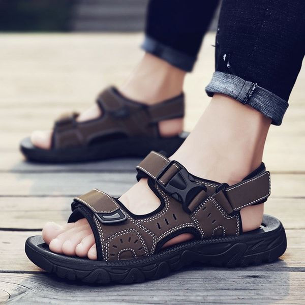 Férfi bőr szandál tépőzárral, durva talppal