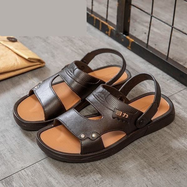 Férfi műbőr szandál fém elemmel, alacsony talppal