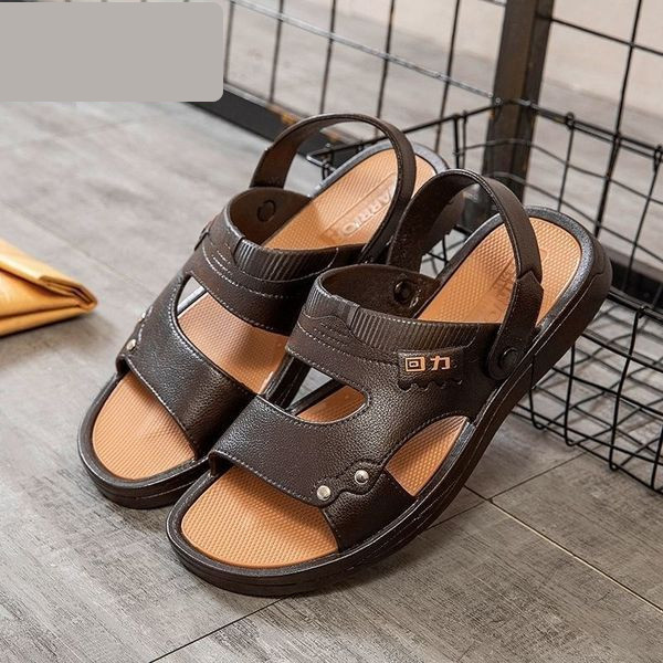 Férfi műbőr szandál fém elemmel, alacsony talppal