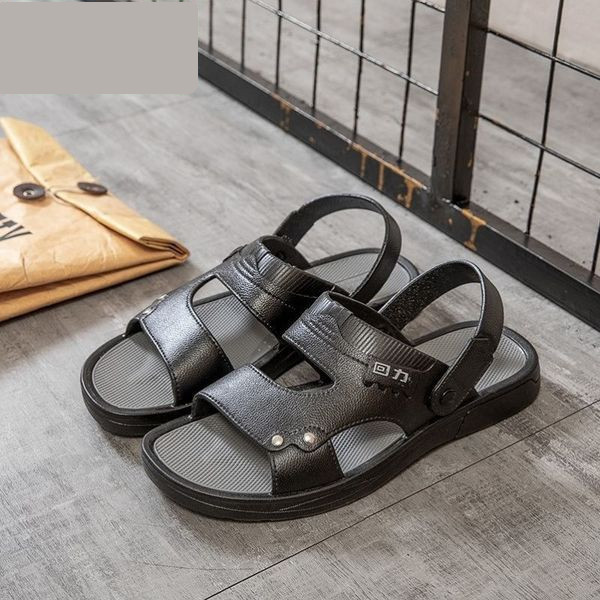 Férfi műbőr szandál fém elemmel, alacsony talppal