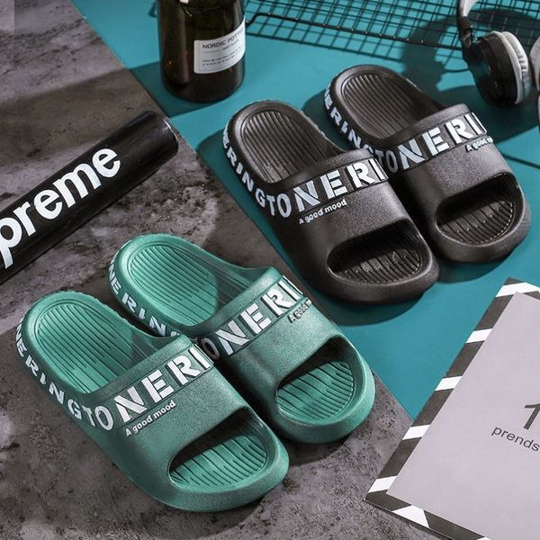 Ανδρικές παντόφλες αντιολισθητικές με επιγραφή