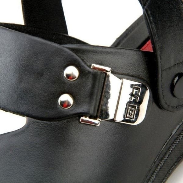 Alkalmi férfi szandál bőr pánttal és felirattal