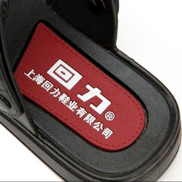 Alkalmi férfi szandál bőr pánttal és felirattal