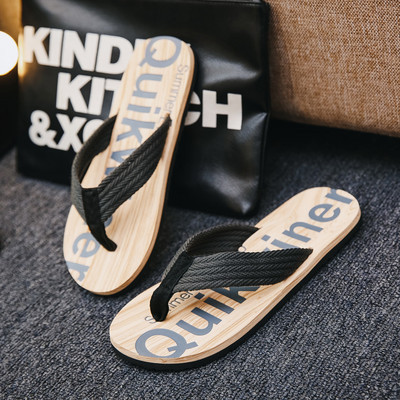 Ανδρικές παντόφλες ανάμεσα στα δάχτυλα με επιγραφή κατάλληλη για καθημερινή χρήση