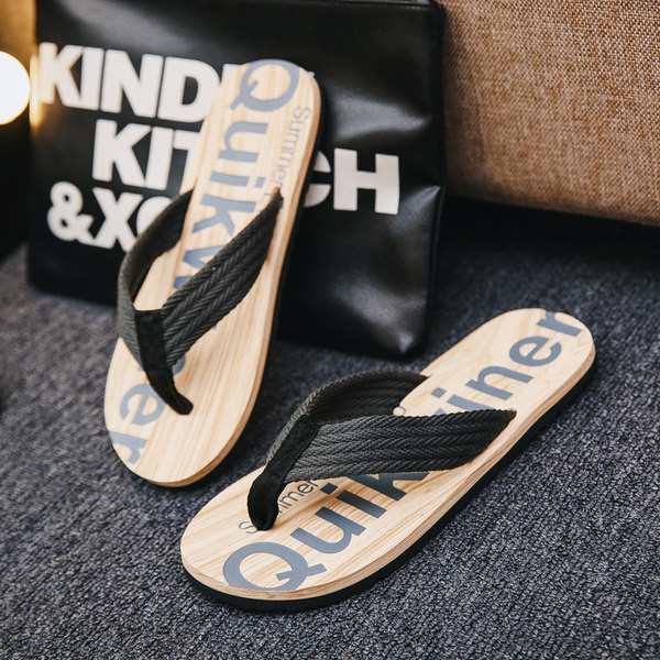 Ανδρικές παντόφλες ανάμεσα στα δάχτυλα με επιγραφή κατάλληλη για καθημερινή χρήση