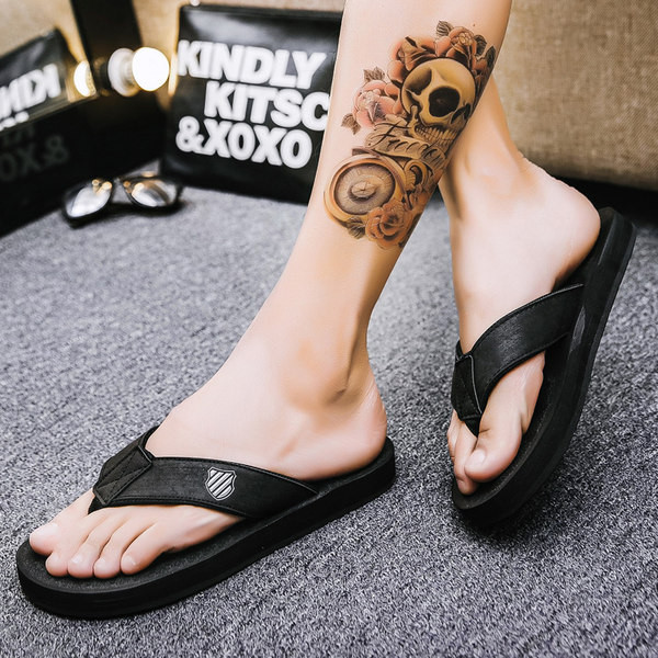 Férfi strand papucs a lábujjak között