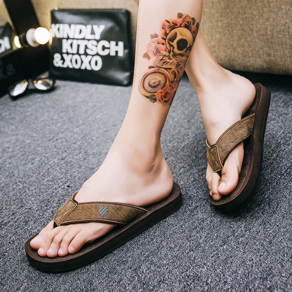 Férfi strand papucs a lábujjak között