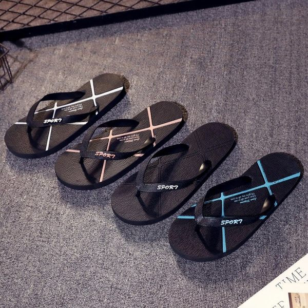 Férfi papucs a lábujjak között felirattal