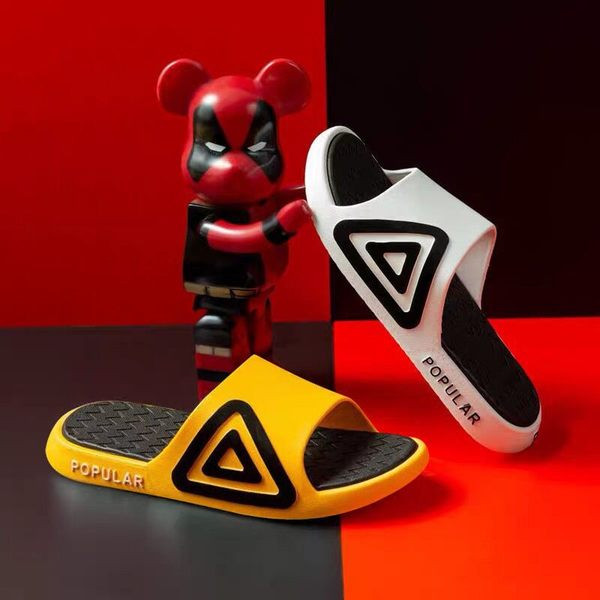 Férfi gumipapucs felirattal és rátéttel