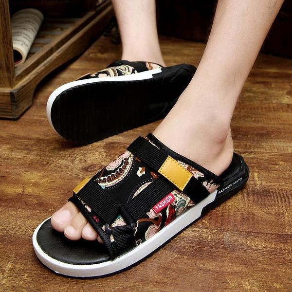 Feliratos, színes rátéttel ellátott férfi textilpapucs