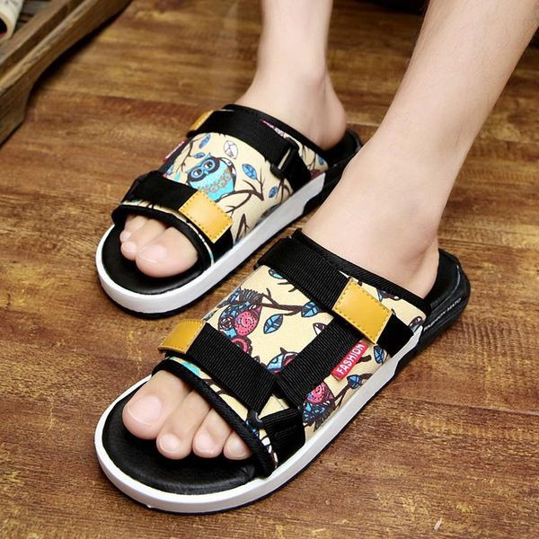 Feliratos, színes rátéttel ellátott férfi textilpapucs