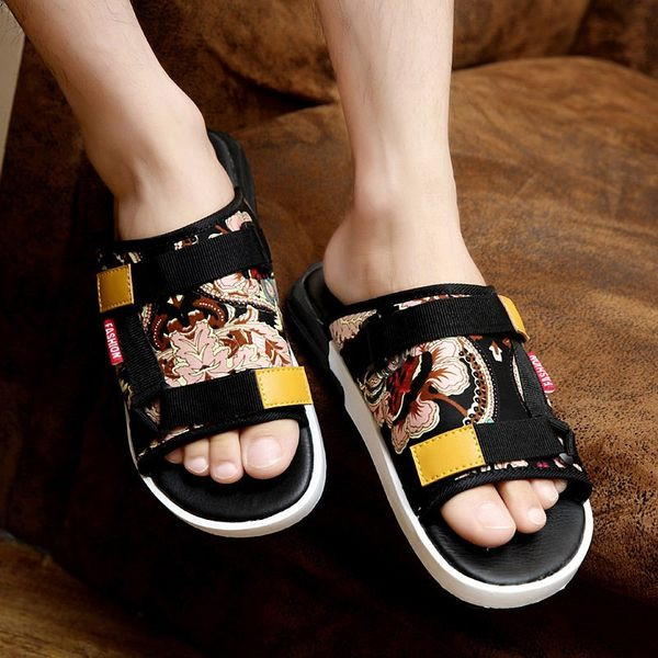 Feliratos, színes rátéttel ellátott férfi textilpapucs