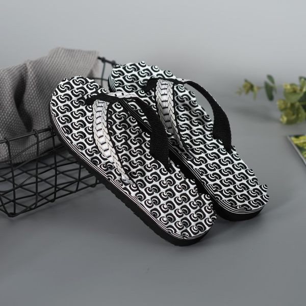 Ikdienas vīriešu čības starp pirkstiem ar izšuvumu