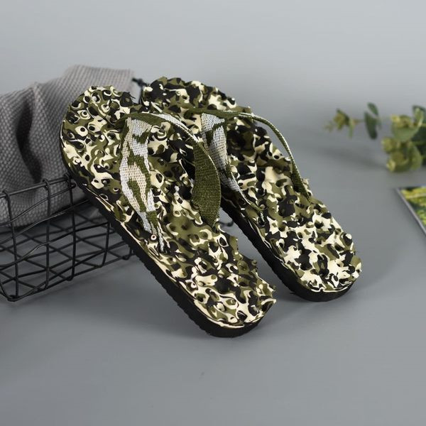 Ikdienas vīriešu čības starp pirkstiem ar izšuvumu